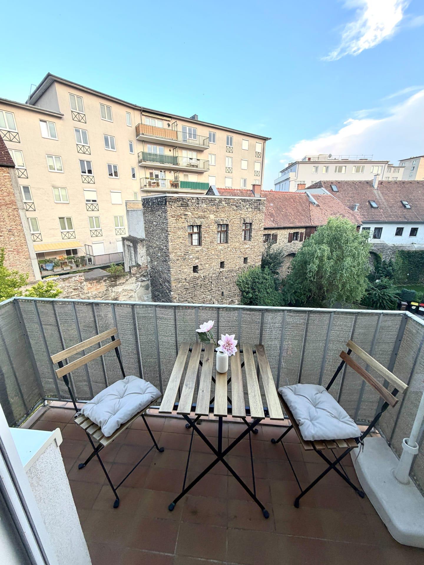 Balkon mit Bistrotisch und Blick über die Dächer der Altstadt