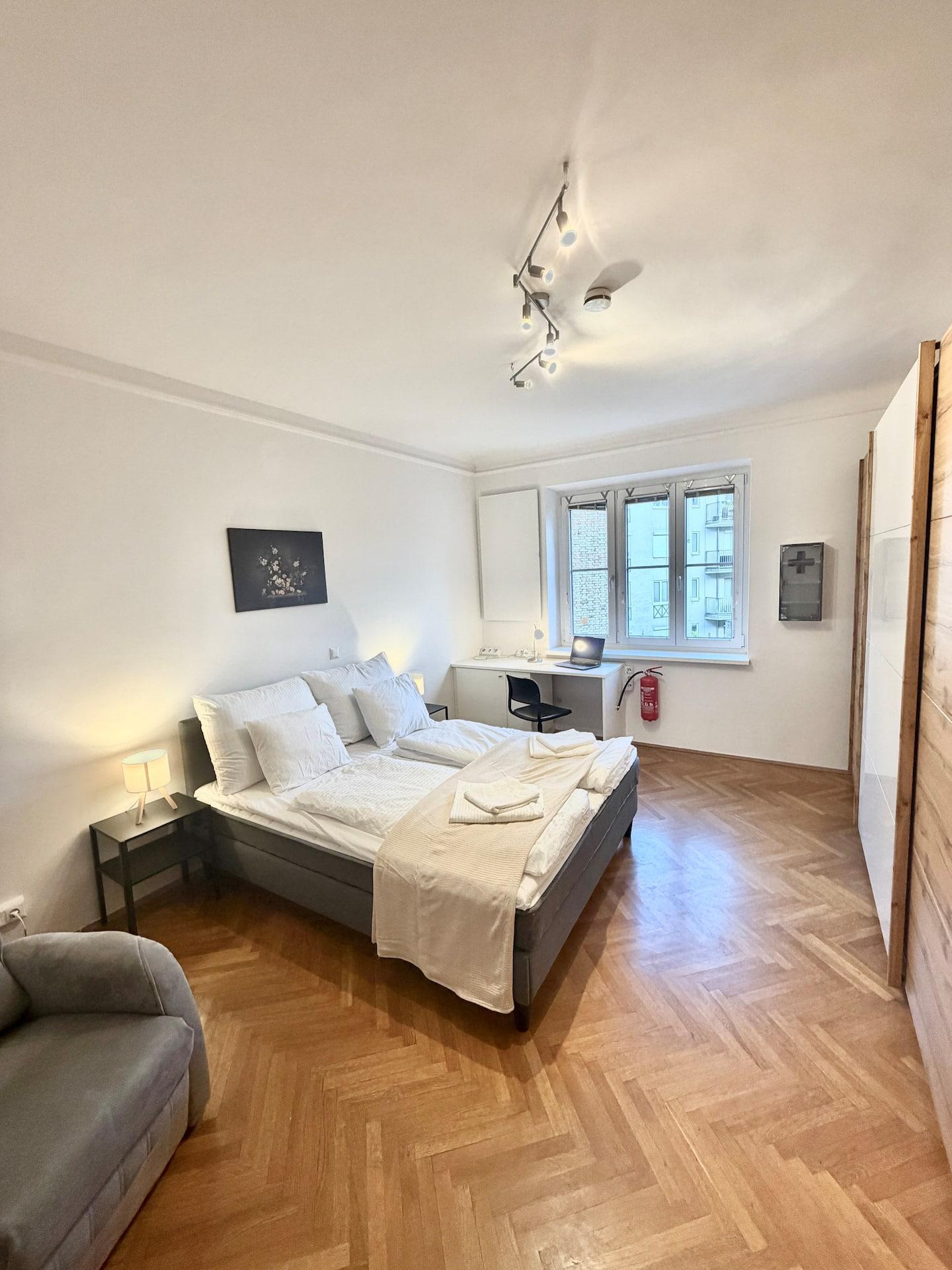 Schlafzimmer mit Doppelbett und Parkettboden