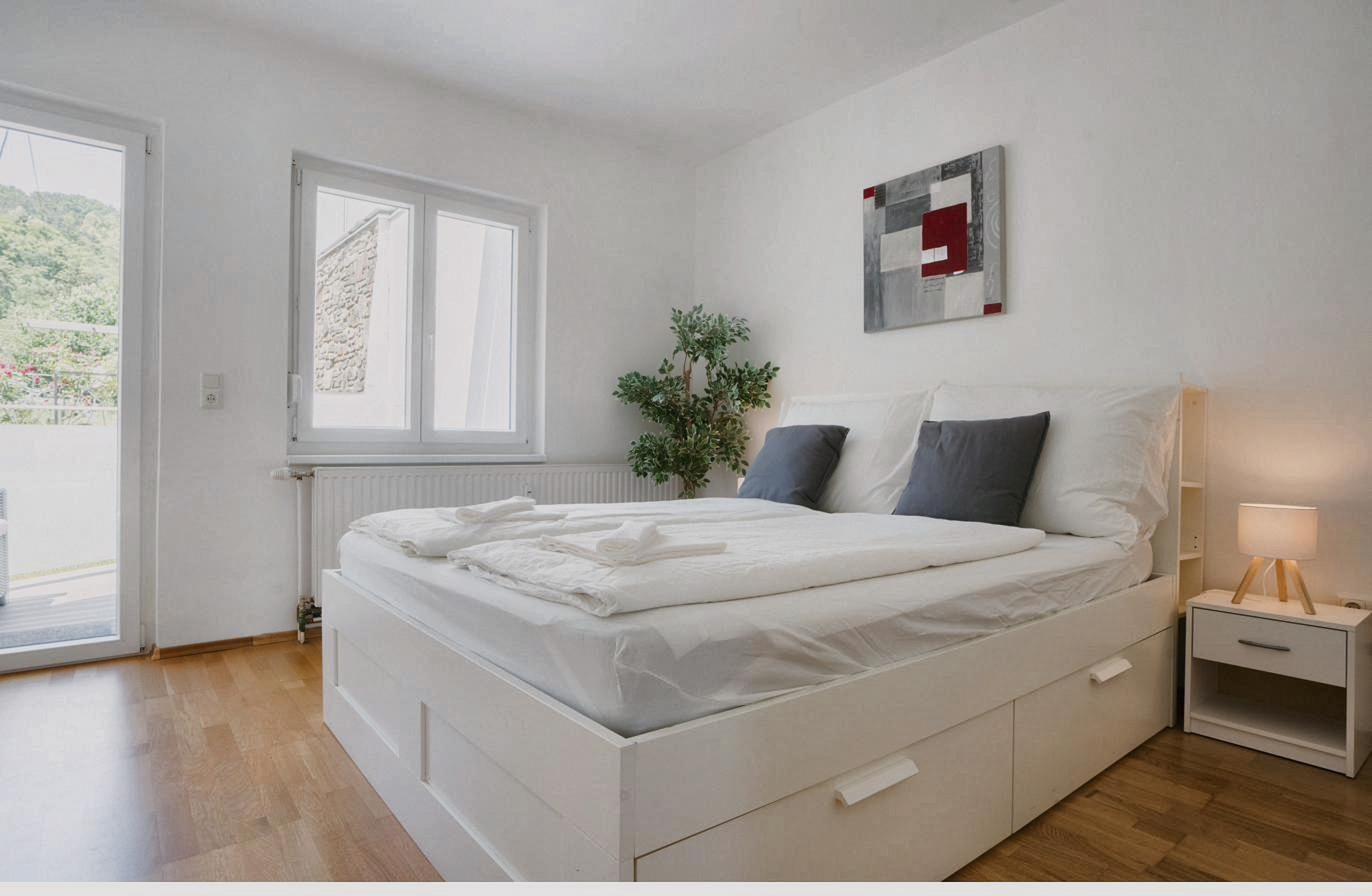 Schlafzimmer mit Doppelbett und Balkontür